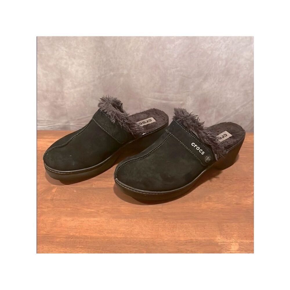 Crocs low platform Sherpa faux fur lined black suede clogs size 9